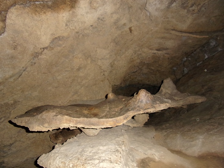 St Martin Lys, grotte de la via ferrata - plateau en équilibre