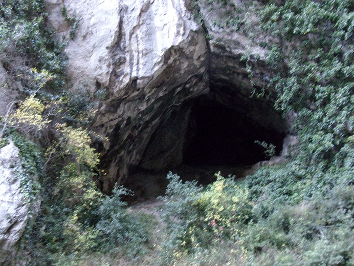 St Martin Lys, Pierre-Lys entrée de la grotte en gros plan