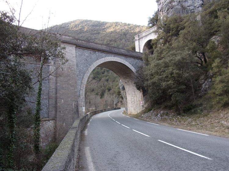 St Martin Lys, le pont ferroviaire de Rebuzo, arche au dessus de la route