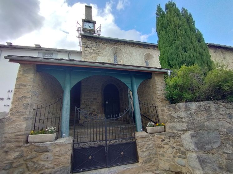 Porche de l'église de Rouze