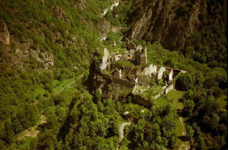 vue_aerienne_chateau_usson_1