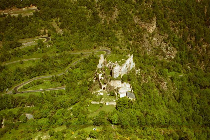 vue_aerienne_chateau_usson_1