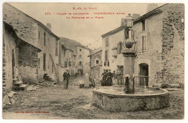 Counozouls, la fontaine et la place