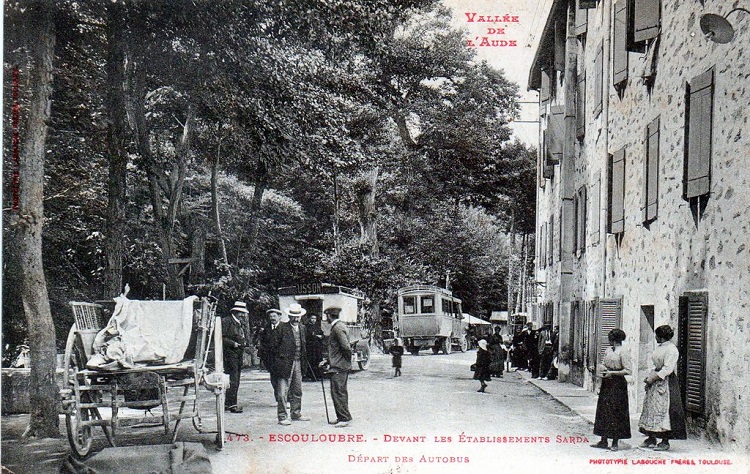 Escouloubre - Devant les Etablissement Sarda - Départ des Autobus