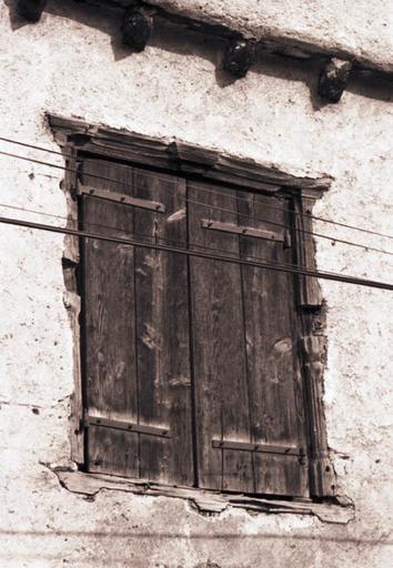 Maison d'Escouloubre ; Maison datée 1737 : détail d'une fenêtre à croisée en bois