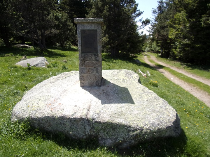 Col de Jau, Stèle à la mémoire de Georges Terrien, vue générale