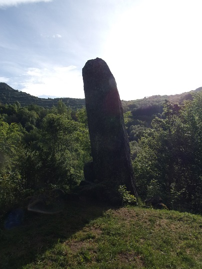 Ayguette, Counozouls - le grand menhir 6