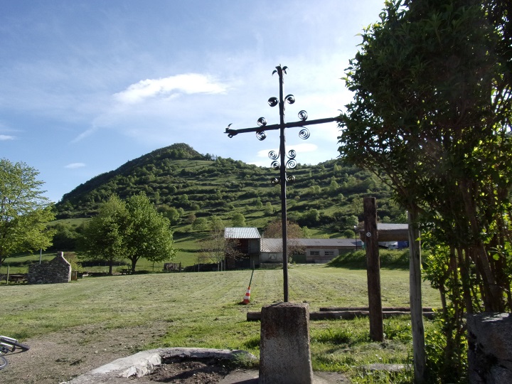Ayguette, Counozouls - Croix forgée à l'entrée du village