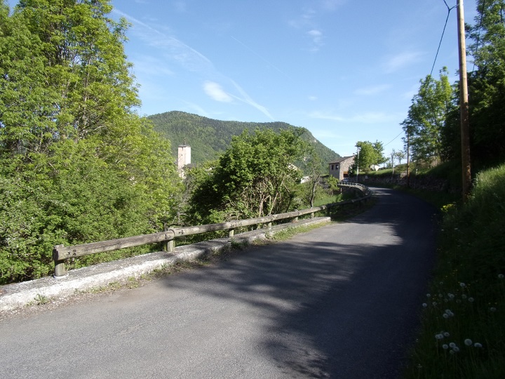 Ayguette, Counozouls - route vers le village