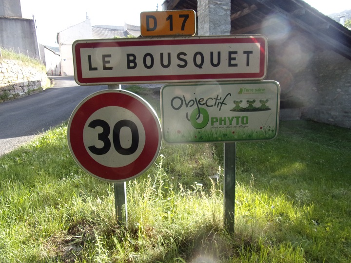 Le Bousquet, panneau de l'entrée du village