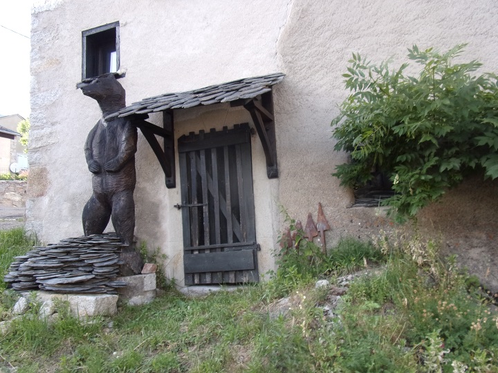 Le Bousquet, monument aux mort à l'entrée du village dans l'espace amménagé