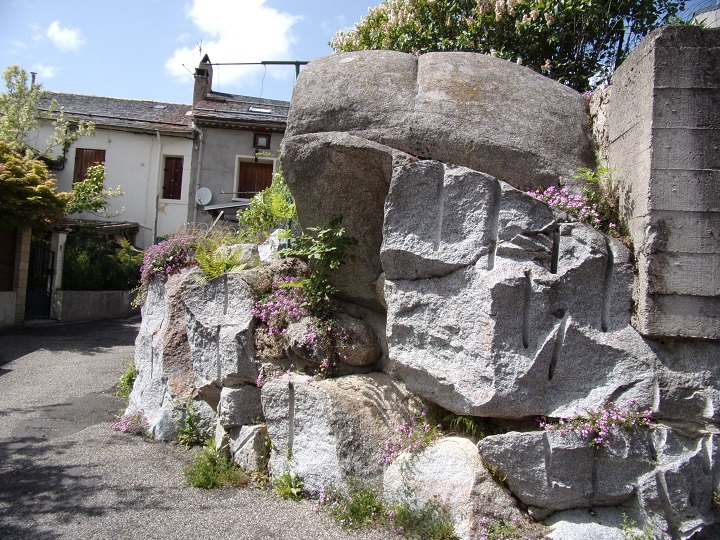 Roquefort, Vu d'un rocher taillé au milieu du village