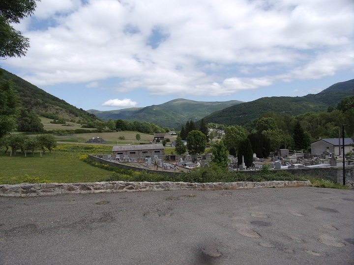 Roquefort, le cimetière depuis l'esplanade de l'église, vue vers le nouveau cetre de loisir