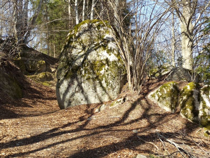 Counozouls, rocher ovale