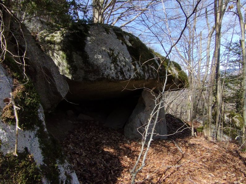 Counozouls rocher empilé