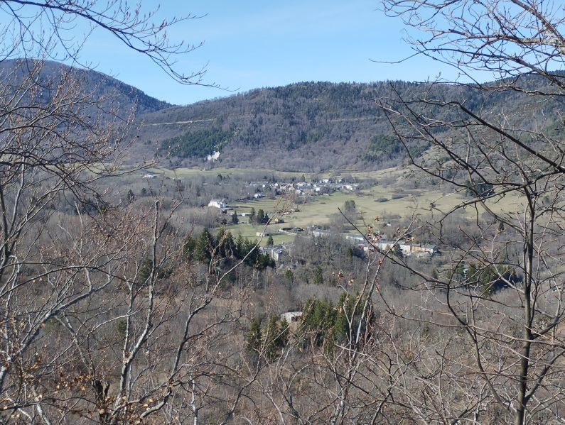Counozouls à travers les arbres3