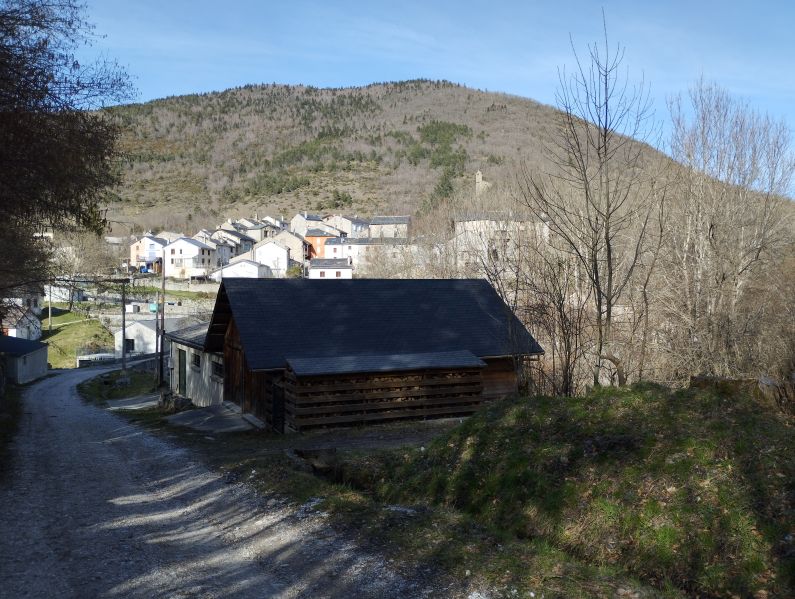 Village de Roquefort-sur-Saut - approche par le chemin