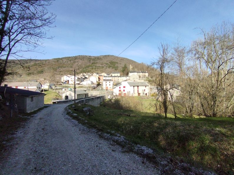 Village de Roquefort-sur-Saut - approche par le chemin 2