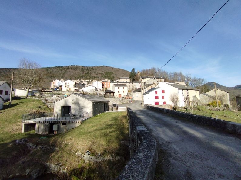 Village de Roquefort-sur-Saut - approche par le chemin 2
