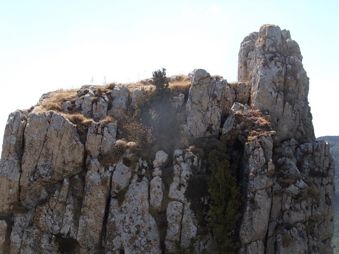 Le Bezu, Piton rocheux dominant les restes du chateau 1