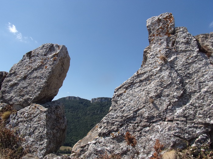 Le Bezu, Piton rocheux dominant les restes du chateau 4