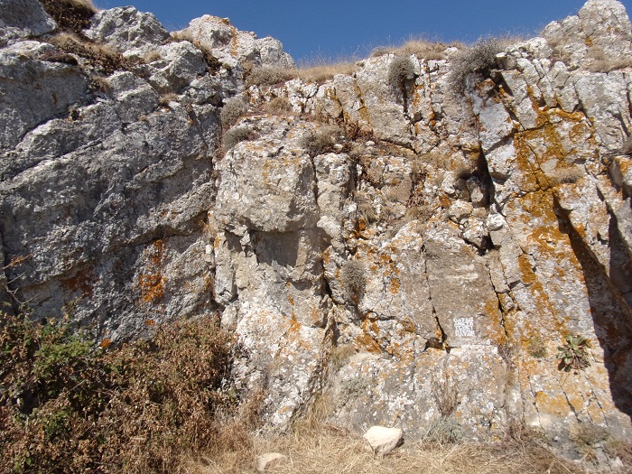 Le Bezu, Piton rocheux dominant les restes du chateau 3