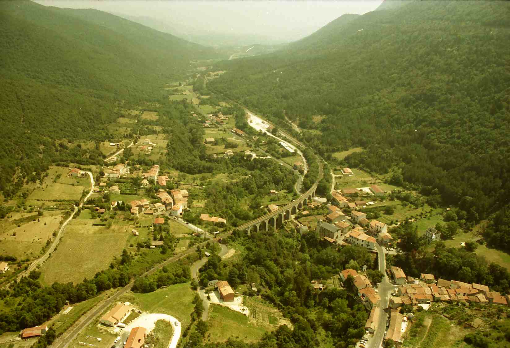 photo aérienne de Lapradelle et Lavagnac 11140 vers 2001