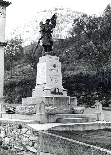 Montfort-sur-Boulzane - Vue générale du monument aux morts de la guerre de 1914-1918