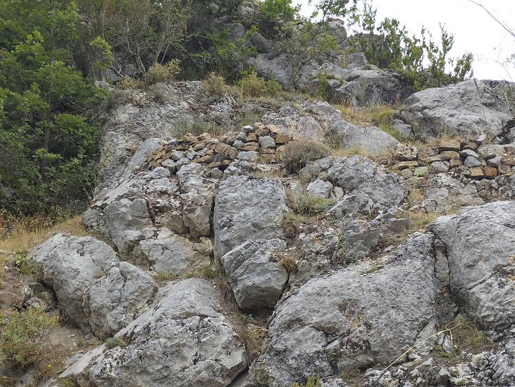 Les ruines des murets qu'on pouvait déjà apercevoir depuis le hameau