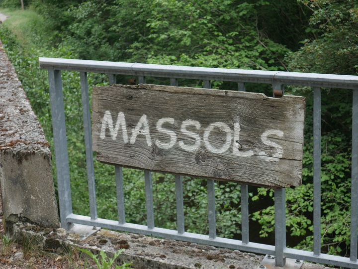 D107, panneau directionnel vers le domaine de Massols