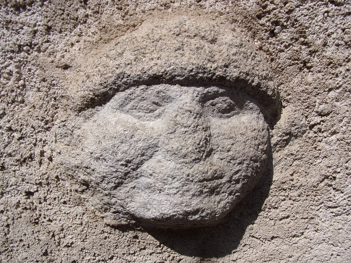 Le guerrier de pierre dans le mur de l'église