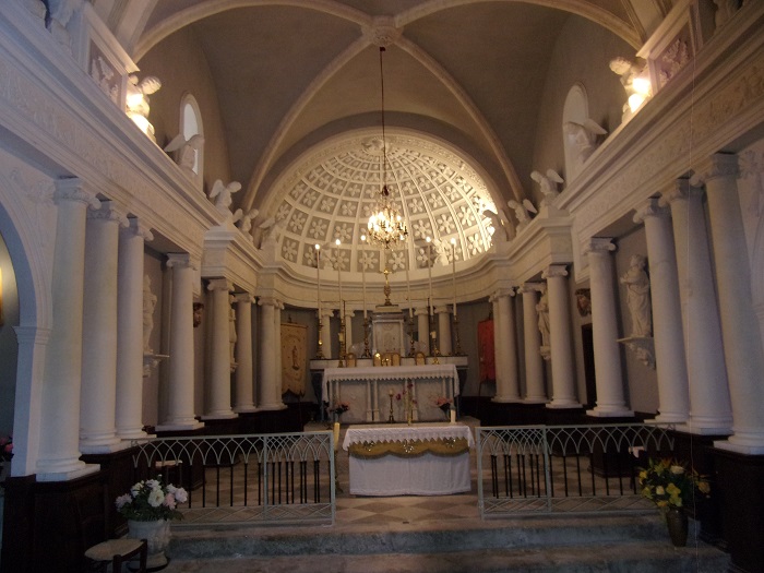 intérieur de l'église, vue vers le coeur 2