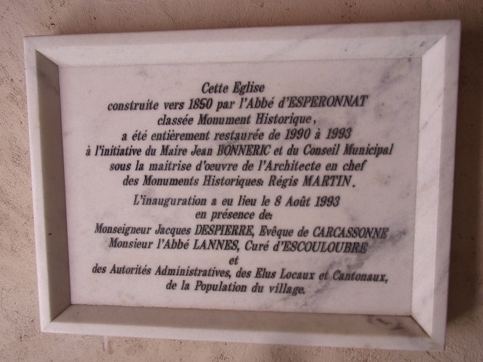 plaque commémorative à l'entrée de l'église
