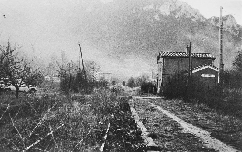 photo montrant le passage à niveau n° 3 - halte de Belvianes en 1974