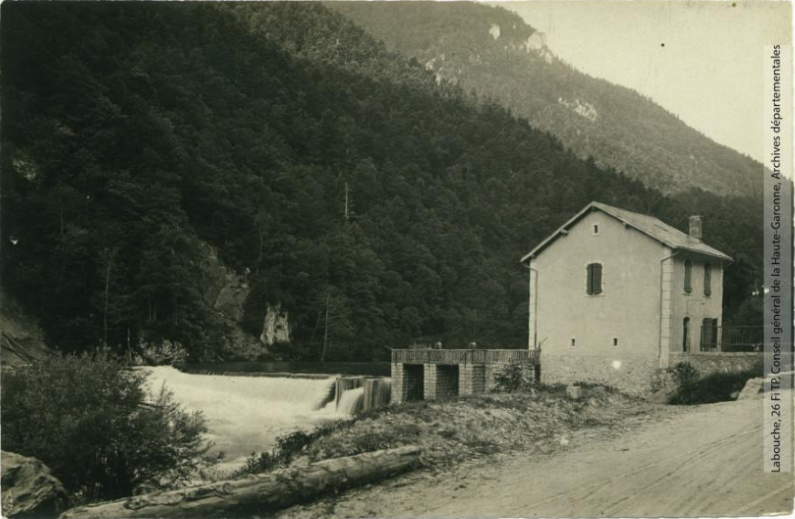 Vallée de l'Aude. 122. Gesse : le barrage pour l'usine électrique / photographie Henri Jansou (1874-1966). - Toulouse : maison Labouche frères, [entre 1900 et 1940]. - Photographie (1900/1940) - recto