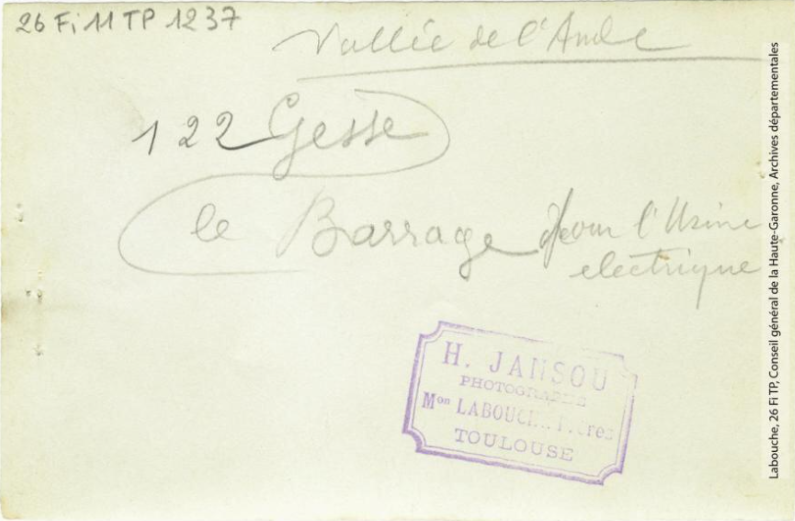 Vallée de l'Aude. 122. Gesse : le barrage pour l'usine électrique / photographie Henri Jansou (1874-1966). - Toulouse : maison Labouche frères, [entre 1900 et 1940]. - Photographie (1900/1940) - verso