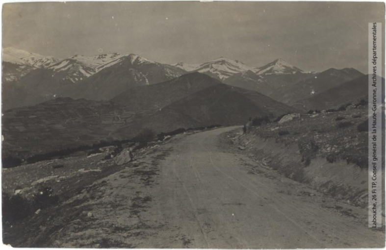 Vallée de l'Aude et environs. 133. Vue panoramique prise du col de Caravel [Garavel ou Garabeil] / photographie Amédée Trantoul (1837-1910). - Toulouse : maison Labouche frères, [entre 1900 et 1910]. - Photographie (1900/1910) - recto