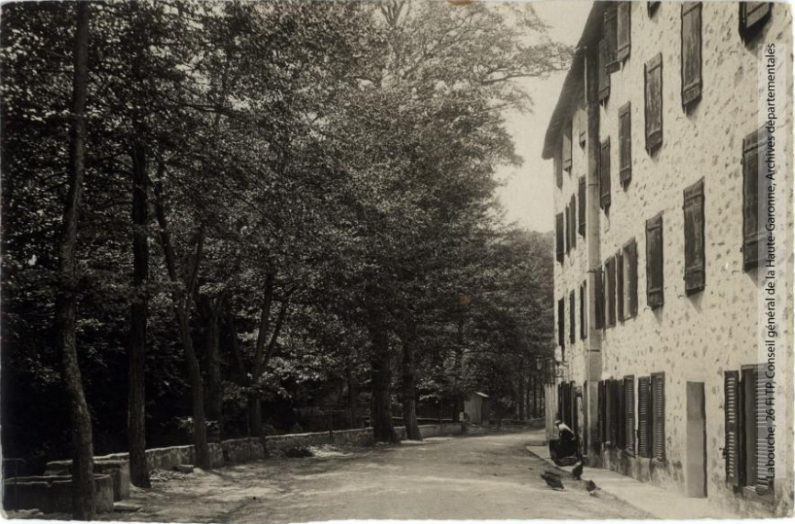 Vallée de l'Aude. 222. Escouloubre : établissement Bonnail / photographie Henri Jansou (1874-1966). - Toulouse : maison Labouche frères, [entre 1900 et 1940]. - Photographie (1900/1940) - recto