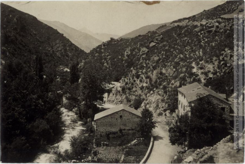 Vallée de l'Aude. 223. Escouloubre Carcanière [Carcanières] : l'Aude et la route, direction d'Usson / photographie Henri Jansou (1874-1966). - Toulouse : maison Labouche frères, [entre 1900 et 1940]. - Photographie (1900/1940) - recto