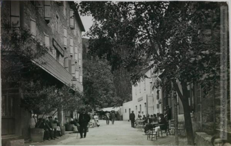 La vallée de l'Aude. 224. Carcanières : l'établissement Roquelaure et la route de Mont-Louis. - Toulouse : phototypie Labouche frères, marque LF au verso, [entre 1911 et 1925]. - Carte postale (1911/1925) - recto