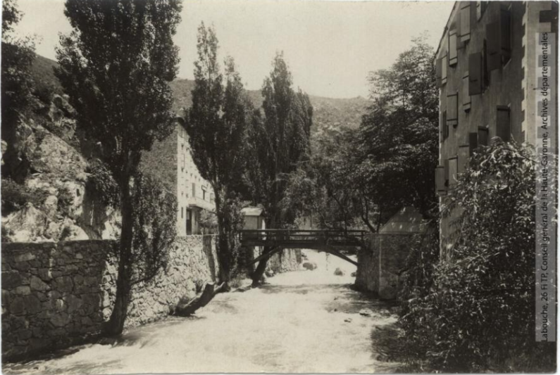 224. Escouloubre : passerelle des établissements de Roquelaure / photographie Henri Jansou (1874-1966). - Toulouse : maison Labouche frères, [entre 1900 et 1940]. - Photographie (1900/1940) - recto