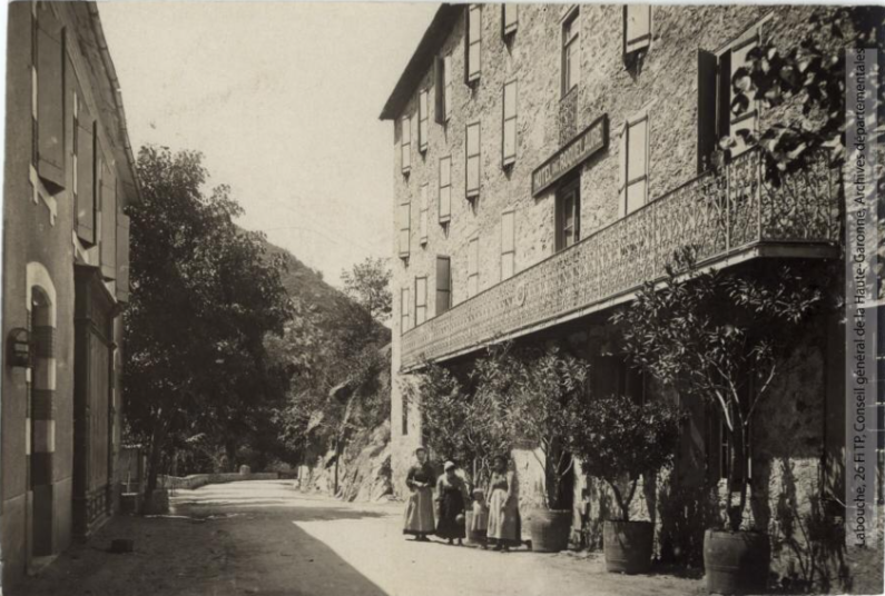 Vallée de l'Aude. 225. Escouloubre : l'hôtel du Roquelaure / photographie Henri Jansou (1874-1966). - Toulouse : maison Labouche frères, [entre 1900 et 1920]. - Photographie (1900/1920) - recto