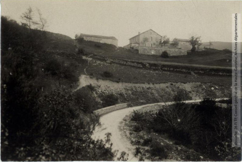 Vallée de l'Aude. 226. Route de Carcanière [Carcanières] : maison cantonnière de Capelier / photographie Henri Jansou (1874-1966). - Toulouse : maison Labouche frères, [entre 1900 et 1940]. - Photographie (1900/1940) - recto