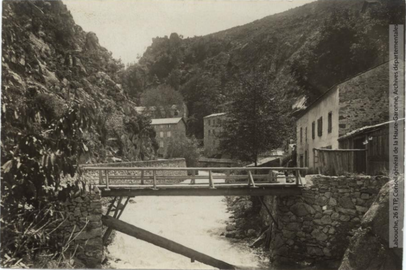 25. Escouloubre et Carcanière [Carcanières] séparés par la rivière de l'Aude / photographie Henri Jansou (1874-1966). - Toulouse : maison Labouche frères, [entre 1900 et 1940]. - Photographie (1900/1940) - recto