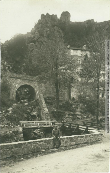 Vallée de l'Aude. 25 bis. Carcanières : les passerelles des établissements. - Toulouse : maison Labouche frères, [entre 1900 et 1940]. - Photographie (1900/1940) - recto
