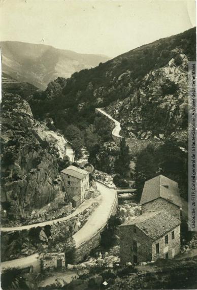 La vallée de l'Aude. 26. Escouloubre & Carcanières : défilé de la route (vers Mont-Louis) / photographie Henri Jansou (1874-1966). - Toulouse : maison Labouche frères, [entre 1900 et 1940]. - Photographie (1900/1940) - recto