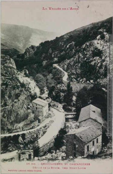 La vallée de l'Aude. 26. Escouloubre et Carcanières : défilé de la route, vers Mont-Louis / [photographie Henri Jansou (1874-1966)]. - Toulouse : phototypie Labouche frères, marque LF au verso, [entre 1905 et 1925]. - Carte postale (1905/1925) - recto