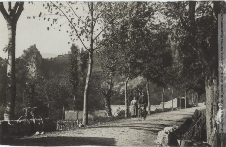 Vallée de l'Aude. 333. Gesse : route de Carcanières, à gauche le château. - Toulouse : maison Labouche frères, [entre 1900 et 1920]. - Photographie (1900/1920) - recto