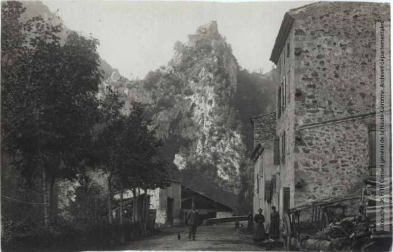 Vallée de l'Aude. 334. Gesse : intérieur du village et le château. - Toulouse : maison Labouche frères, [entre 1900 et 1920]. - Photographie (1900/1920) - recto