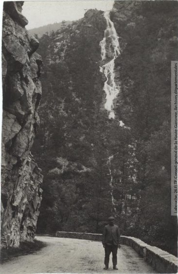 Vallée de l'Aude. 335. Route de Carcanières et chute supérieure de l'Aguzou. - Toulouse : maison Labouche frères, [entre 1900 et 1940]. - Photographie (1900/1940) - recto